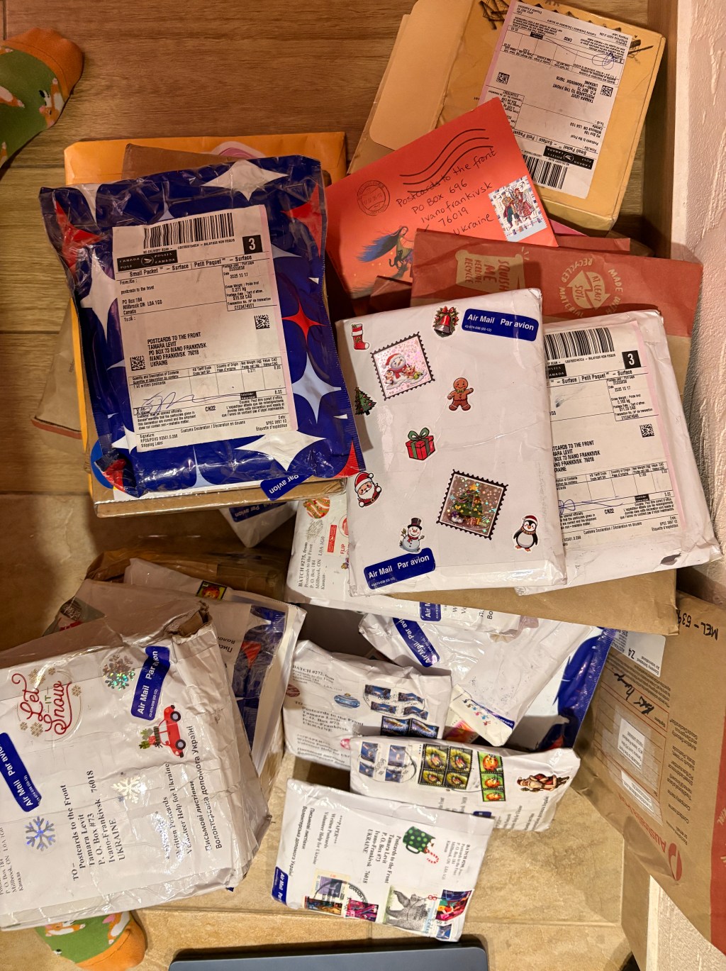 Nearly 2,000 cards arrive in&nbsp;Ukraine